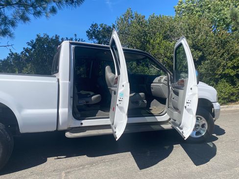 Used 2005 Ford F350 Lariat AWD/4WD image 4