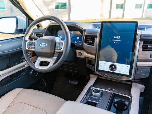 Used 2024 Ford Expedition Limited image 21