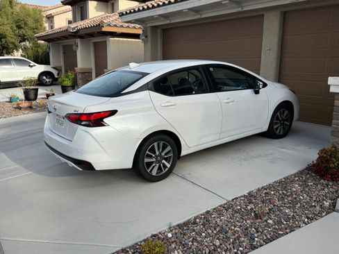 Used 2021 Nissan Versa SV image 4