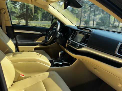 Used 2019 Toyota Highlander XLE image 9