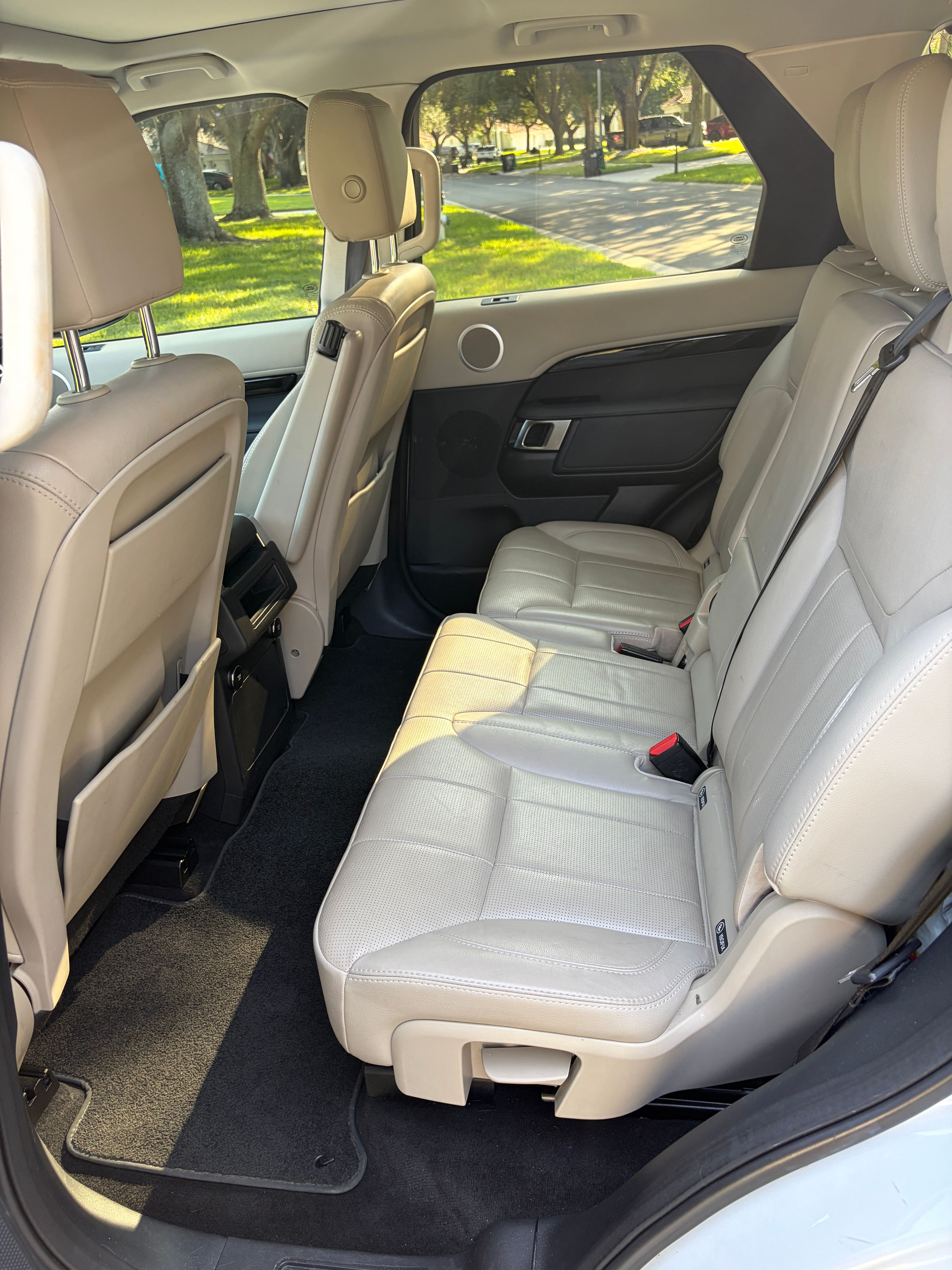 Used 2019 Land Rover Discovery SE AWD/4WD image 17