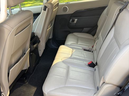 Used 2019 Land Rover Discovery SE AWD/4WD image 17