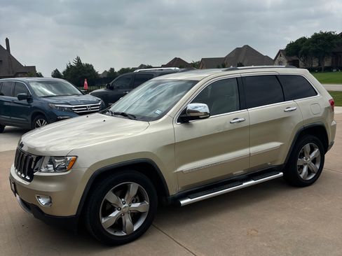 Used 2011 Jeep Grand Cherokee Limited w/ Mopar Chrome Edition Group AWD/4WD image 24