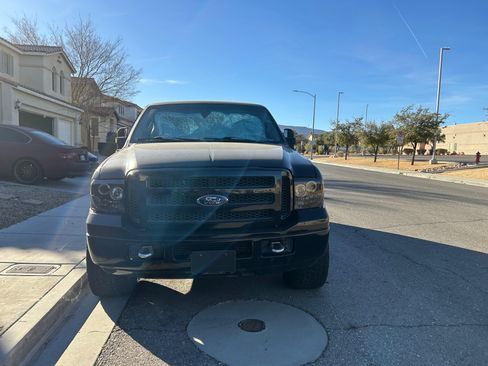 Used 2005 Ford Excursion XLT image 2