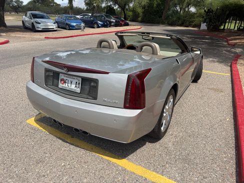 Used 2004 Cadillac XLR RWD image 11