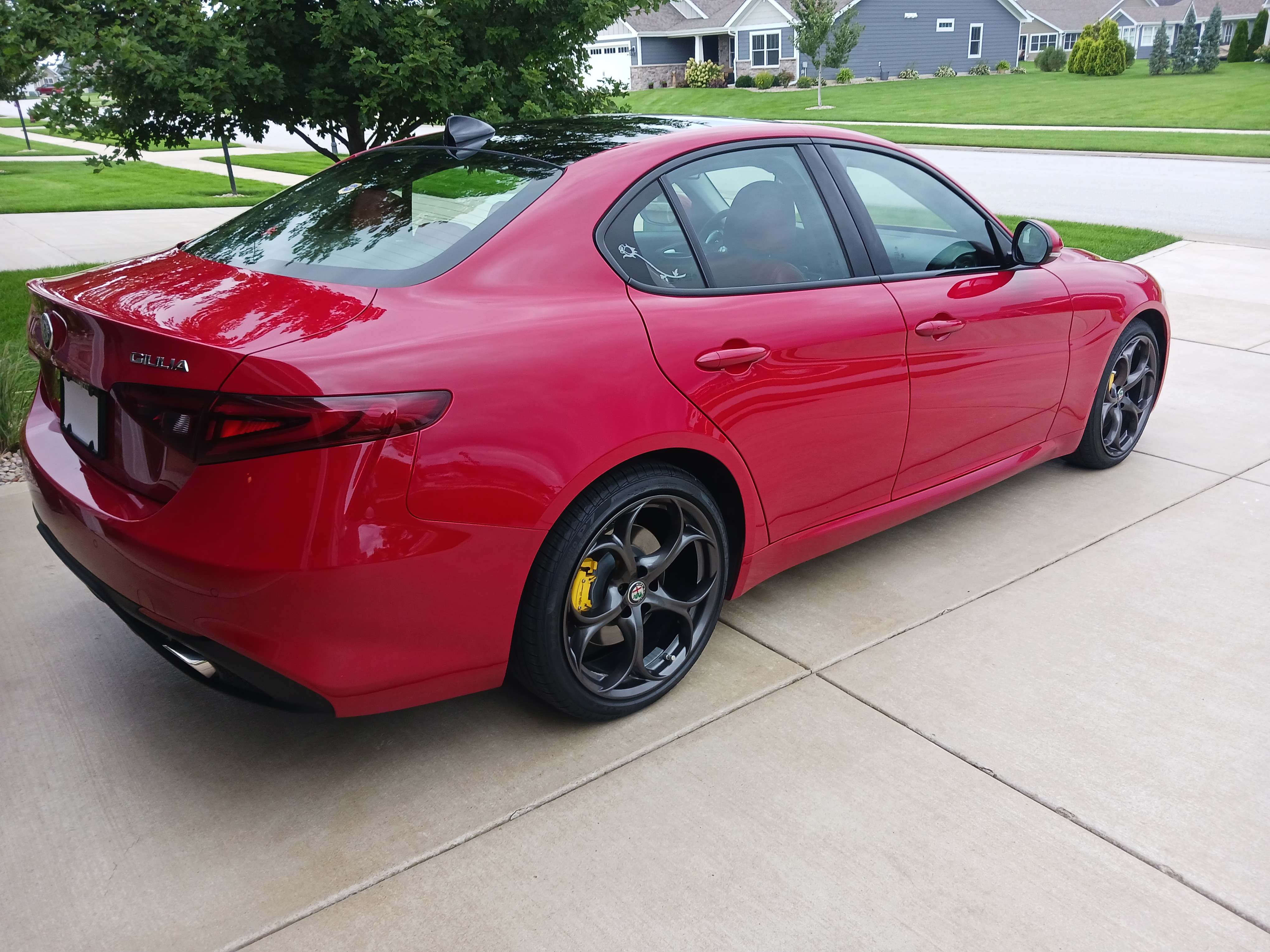 Used 2017 Alfa Romeo Giulia Ti w/ TI 19" Sport Package AWD/4WD image 4