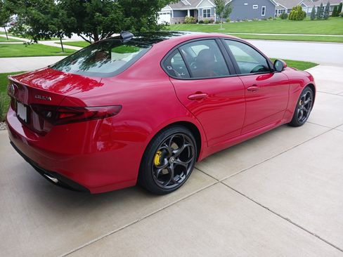 Used 2017 Alfa Romeo Giulia Ti w/ TI 19" Sport Package AWD/4WD image 4