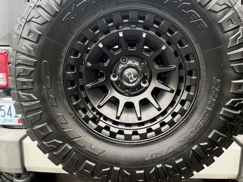 Used 2010 Jeep Wrangler Unlimited Sahara AWD/4WD image 5
