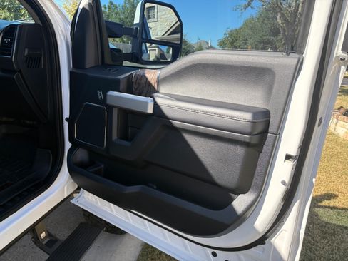 Used 2019 Ford F250 Lariat w/ Lariat Ultimate Package image 14
