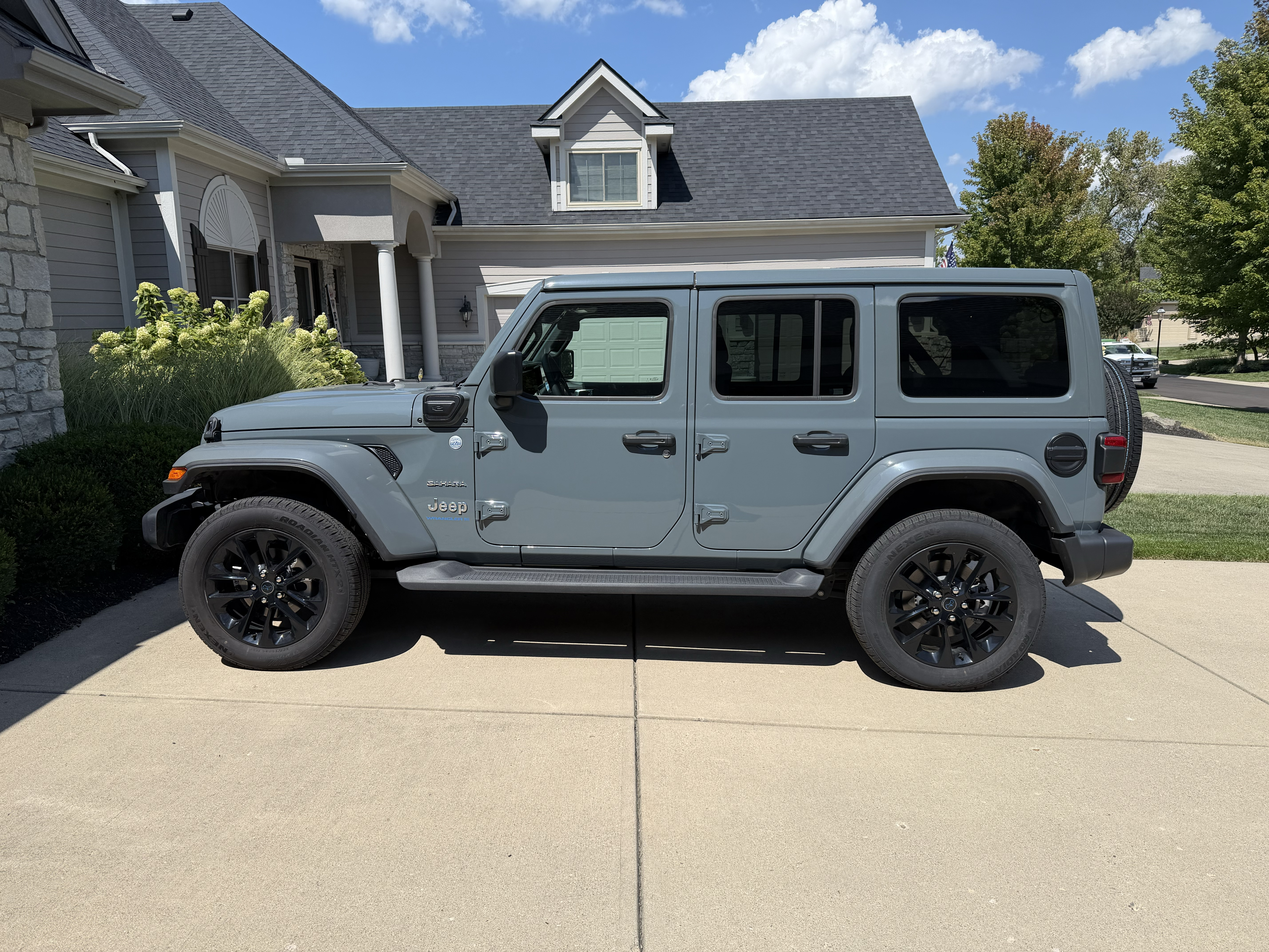 Used 2024 Jeep Wrangler Unlimited Sahara w/ Safety Group AWD/4WD image 1