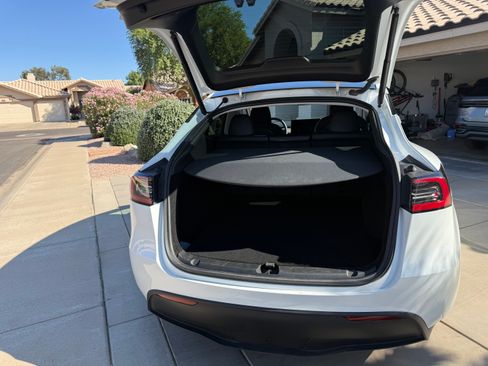 Used 2023 Tesla Model Y Performance image 10