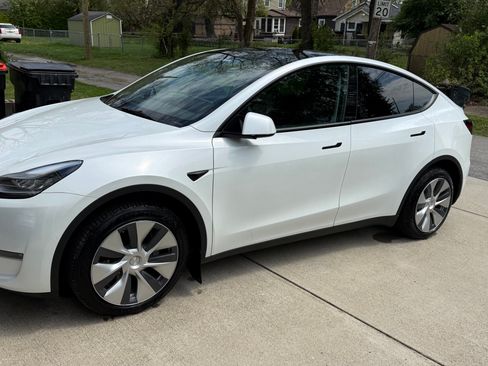 Used 2021 Tesla Model Y Long Range image 1