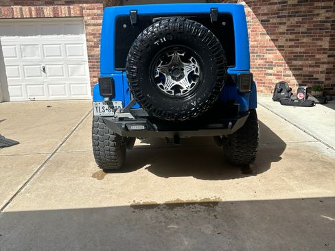 Used 2011 Jeep Wrangler Unlimited Sahara w/ Connectivity Group image 11