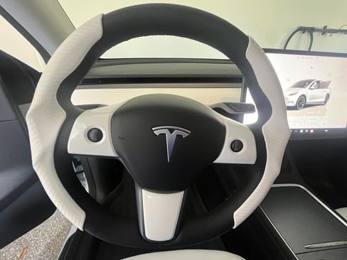 Used 2022 Tesla Model Y Long Range image 16