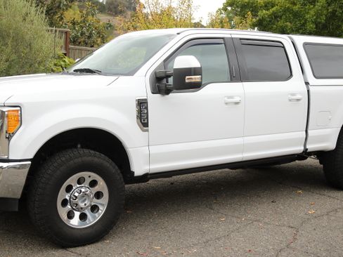 Used 2017 Ford F350 Lariat image 1