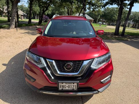 Used 2019 Nissan Rogue SV w/ Premium Package FWD image 4