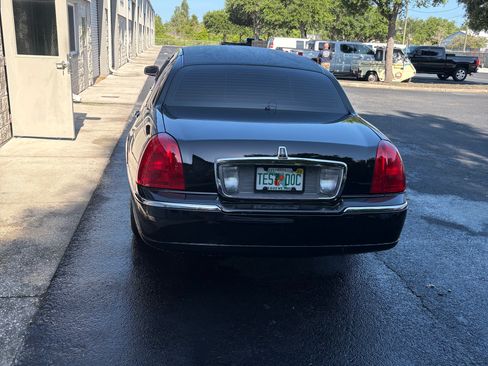 Used 2006 Lincoln Town Car Executive RWD image 13