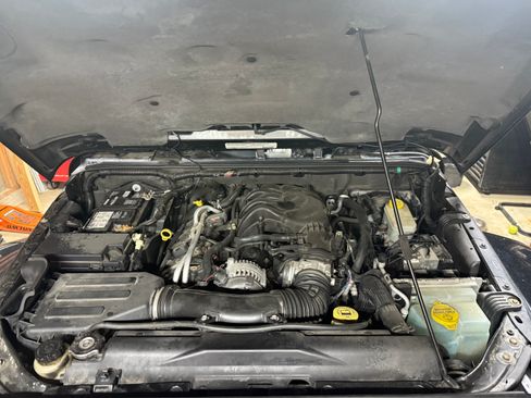 Used 2012 Jeep Wrangler Unlimited Sahara image 8