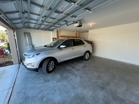 Used 2018 Chevrolet Equinox LT image 2