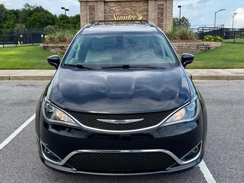 Used 2020 Chrysler Pacifica Touring-L FWD image 2