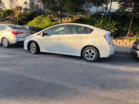 Used 2015 Toyota Prius Two FWD image 2
