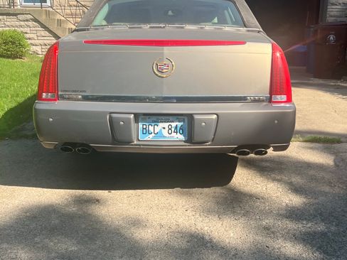 Used 2006 Cadillac DTS w/ Trunk Convenience Package FWD image 4