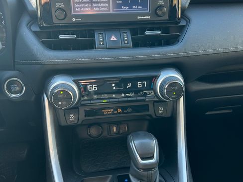 Used 2021 Toyota RAV4 XLE Premium image 11