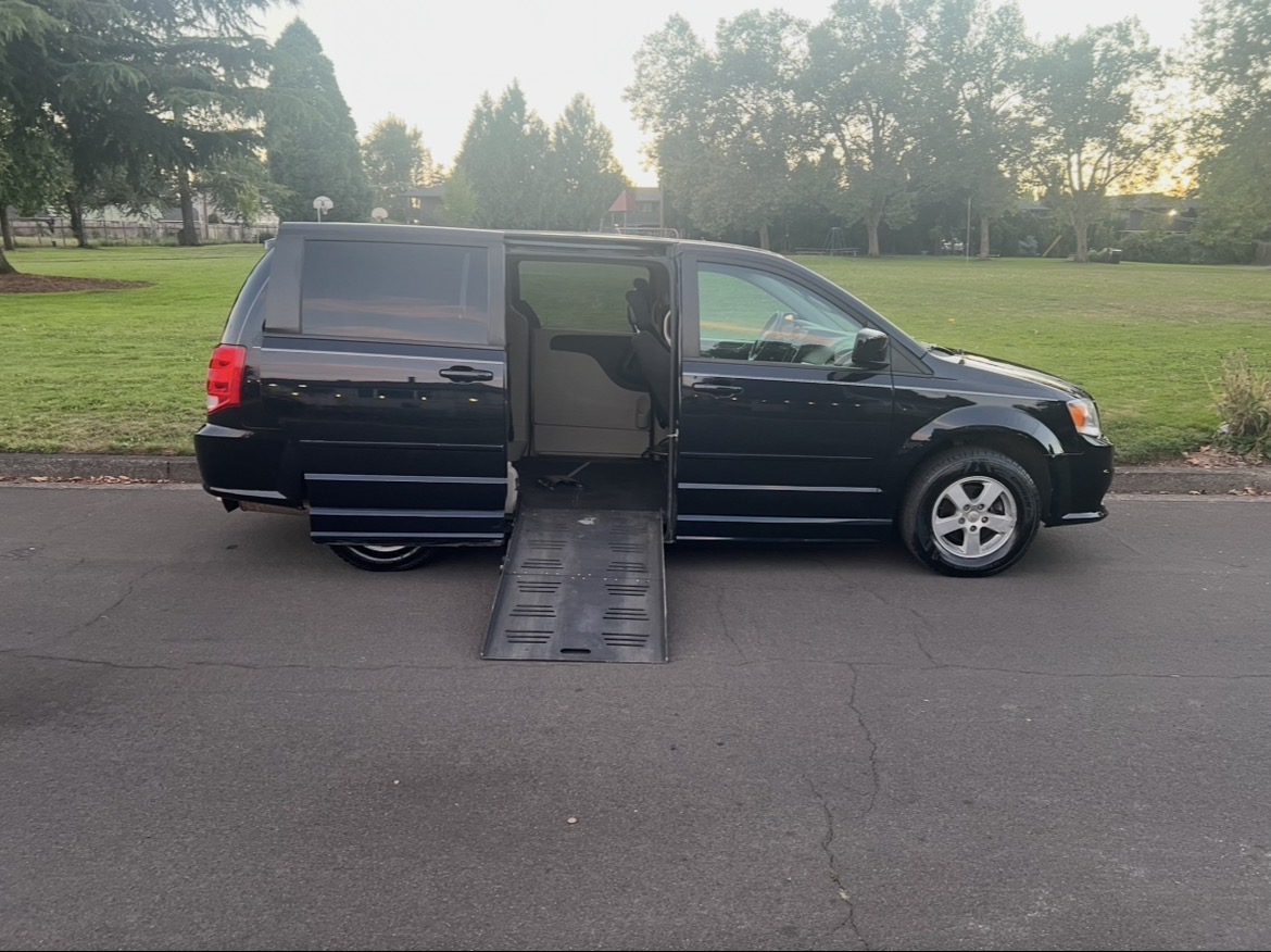 Used 2011 Dodge Grand Caravan Mainstreet w/ PWR Convenience Group FWD image 5
