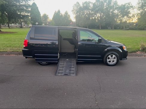 Used 2011 Dodge Grand Caravan Mainstreet w/ PWR Convenience Group FWD image 5
