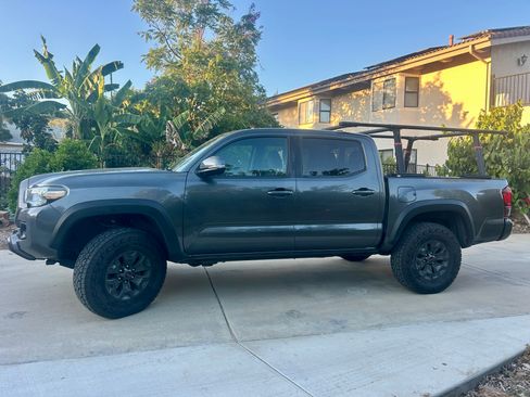 Used 2019 Toyota Tacoma TRD Off-Road w/ Technology Package AWD/4WD image 4
