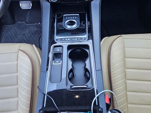 Used 2019 Jaguar F-PACE Premium image 16