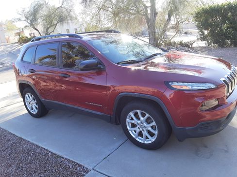 Used 2017 Jeep Cherokee Sport image 6