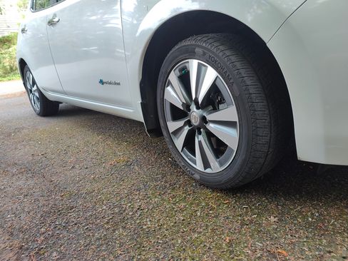 Used 2015 Nissan Leaf SL FWD image 19