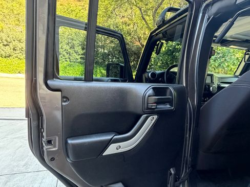 Used 2016 Jeep Wrangler Unlimited Sahara w/ Dual Top Group AWD/4WD image 17