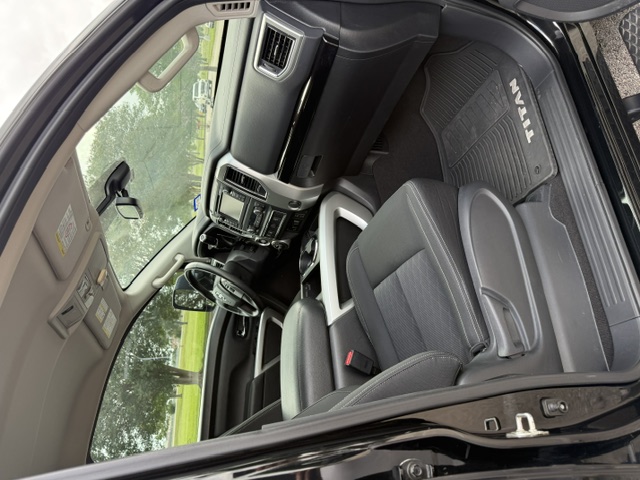 Used 2018 Nissan Titan SV w/ SV Convenience Package AWD/4WD image 8
