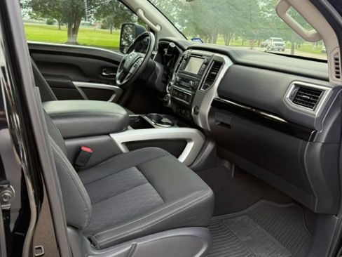 Used 2018 Nissan Titan SV w/ SV Convenience Package AWD/4WD image 8