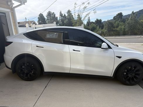 Used 2021 Tesla Model Y Long Range image 2