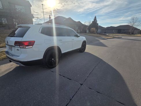 Used 2019 Volkswagen Atlas SEL Premium image 2