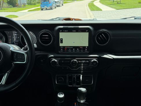 Used 2019 Jeep Wrangler Unlimited Sahara AWD/4WD image 12