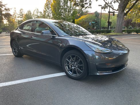 Used 2018 Tesla Model 3 Long Range image 1