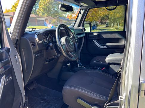 Used 2015 Jeep Wrangler Unlimited Rubicon w/ Connectivity Group image 2