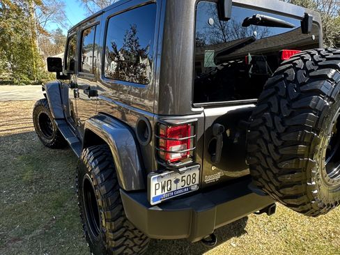 Used 2016 Jeep Wrangler Unlimited Rubicon w/ Connectivity Group image 5