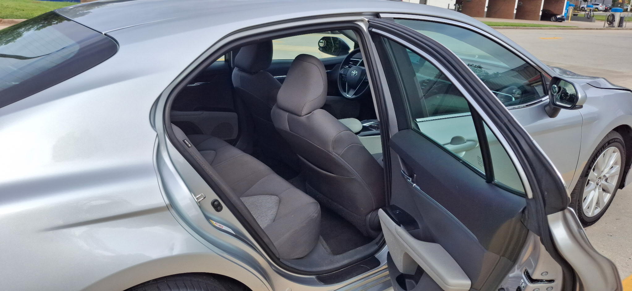 Used 2018 Toyota Camry LE FWD image 13