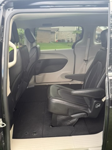 Used 2023 Chrysler Pacifica Touring-L FWD image 11