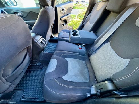 Used 2017 Jeep Cherokee Sport image 10