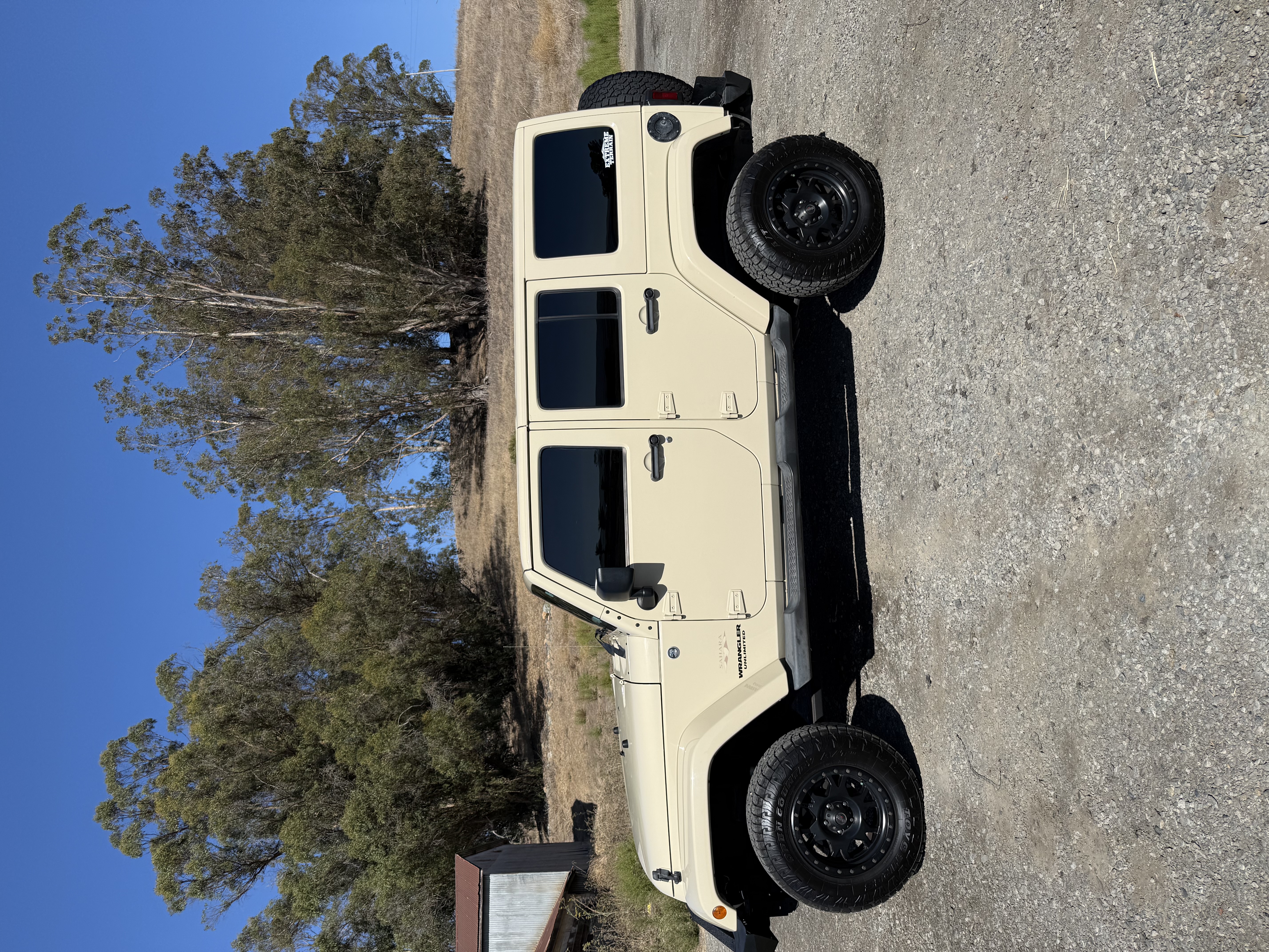 Used 2011 Jeep Wrangler Unlimited Sahara w/ Connectivity Group AWD/4WD image 6