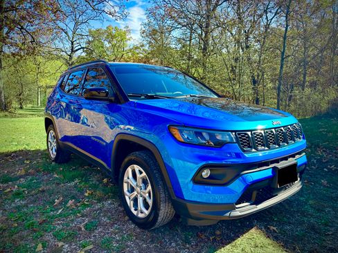 Used 2024 Jeep Compass Latitude AWD/4WD image 1