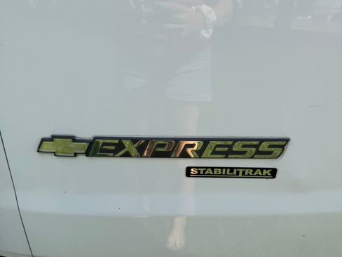 Used 2015 Chevrolet Express 2500 image 15
