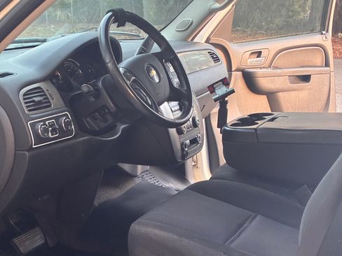 Used 2010 Chevrolet Suburban LS image 14