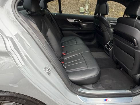 Used 2019 BMW 740i w/ M Sport Package image 10
